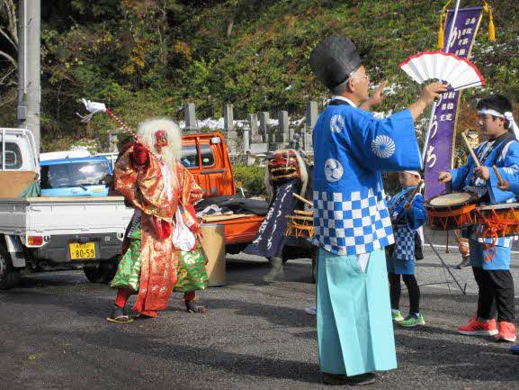 公民館の前で踊りだす